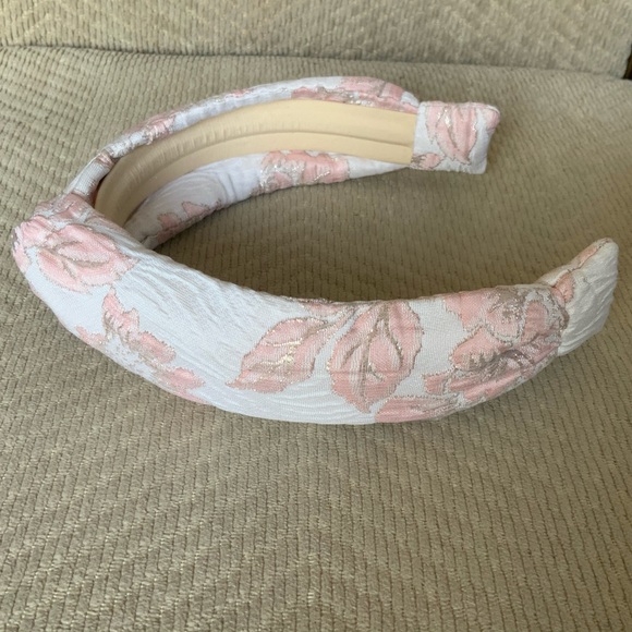 AUTUMN ADEIGBO
Brocade Headband
AUTUMN ADEIGBO - Picture 6 of 12